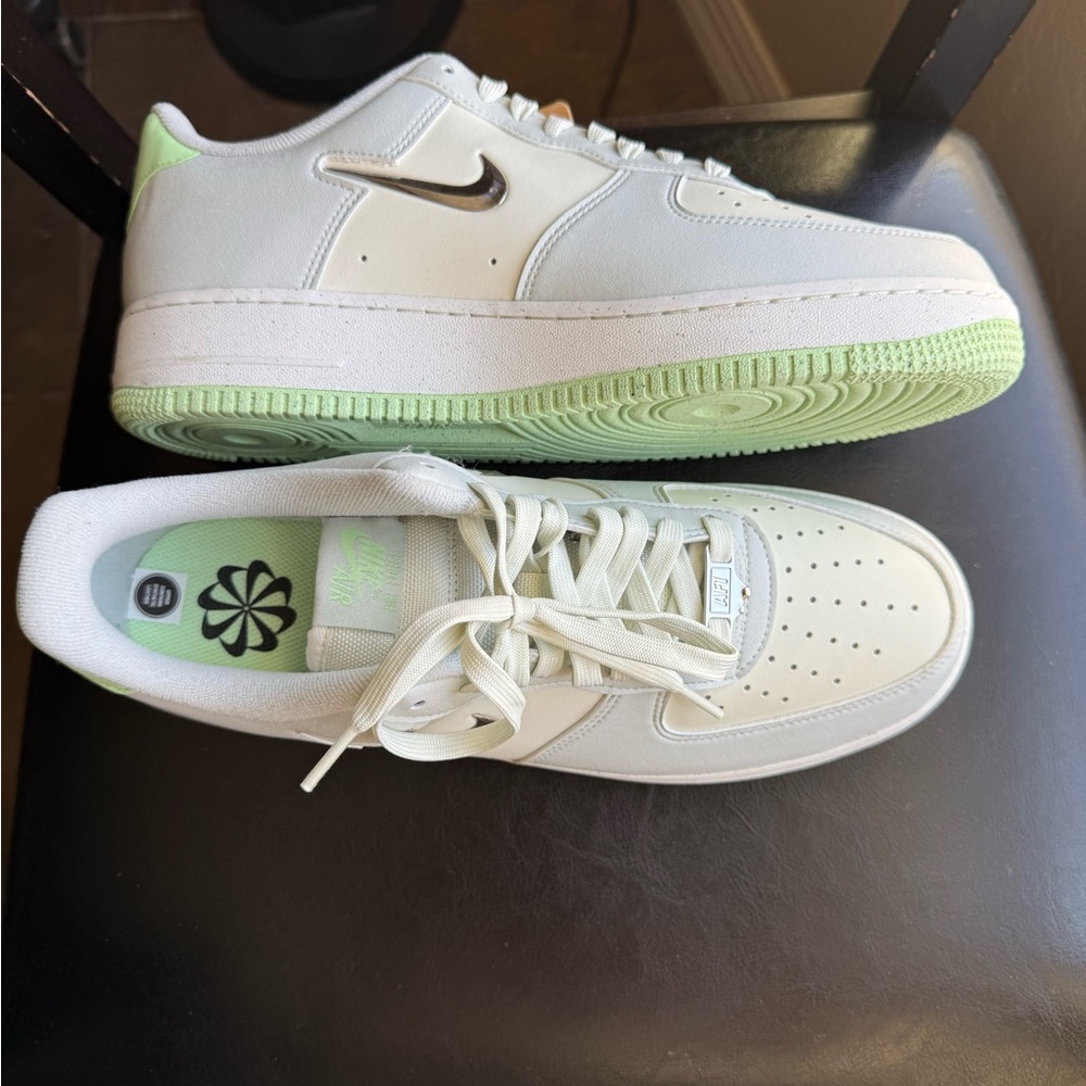 Nike White Low-Top Sneakers with Light Green‎ Insoles - Picture 7 of 9